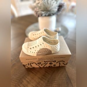 Native shoes Toddler C5 (size 5) Neutral Flax dot